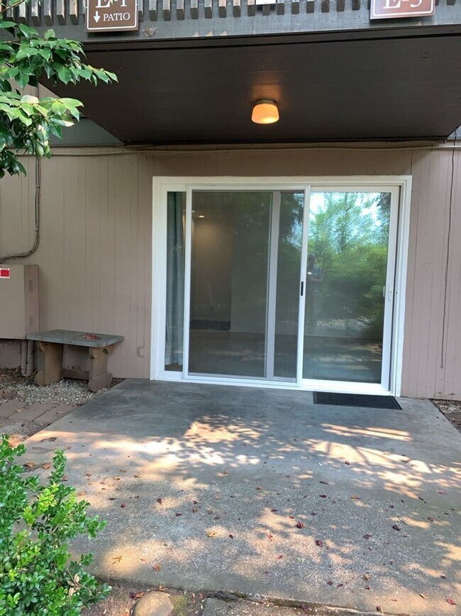 Building Photo - Ground floor Oasis -  1BD/1.5BA