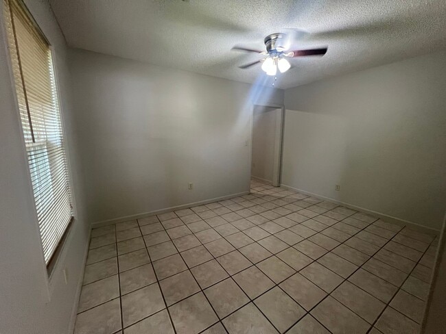 Building Photo - 2510 11th Ct