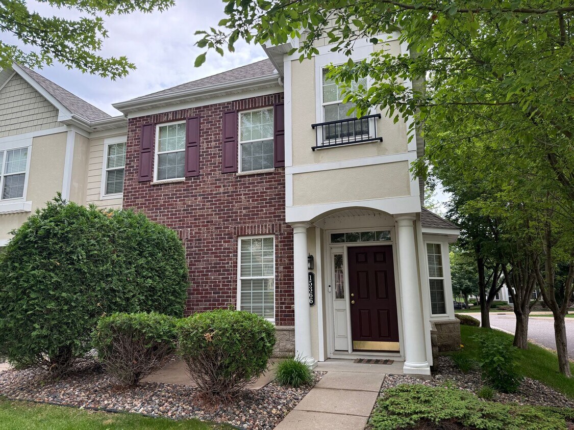 Primary Photo - Modern & Cozy 3 Bedroom Townhome In Apple ...