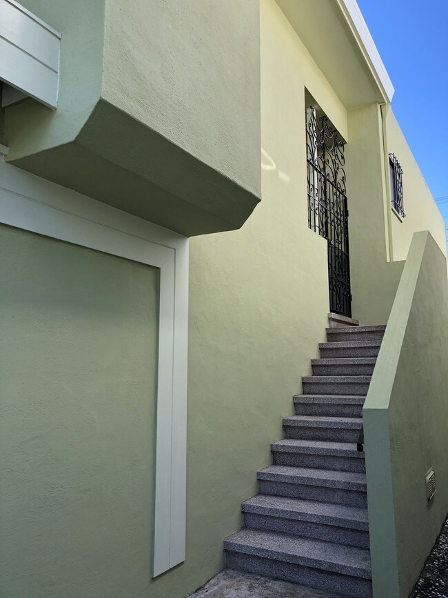 Foto del edificio - 81 Lakeshore Dr