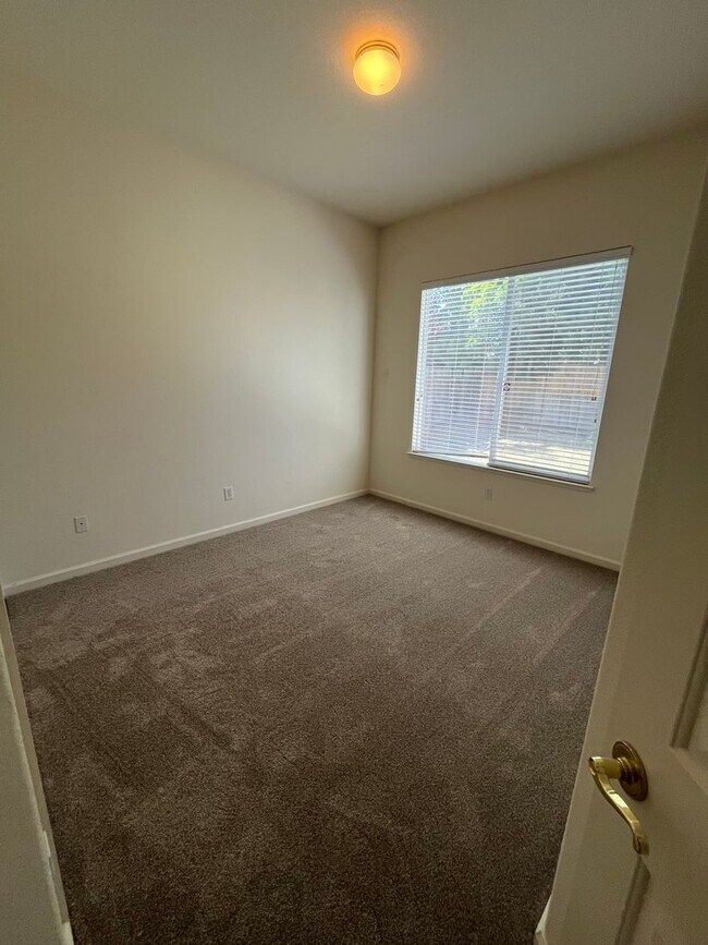 Foto del edificio - 4BR | 2BA | 2060SF | 3 Car Garage - Tenant...