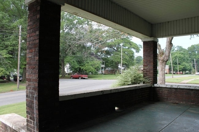 Building Photo - 310 W 6th St