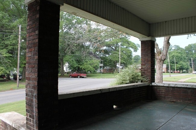 Foto del edificio - 310 W 6th St