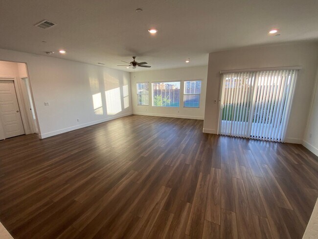 Building Photo - 113 E Tyler Ave