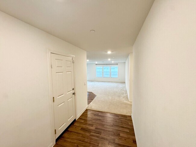 Foto del edificio - Beautiful 3 bedroom plus bonus room Home