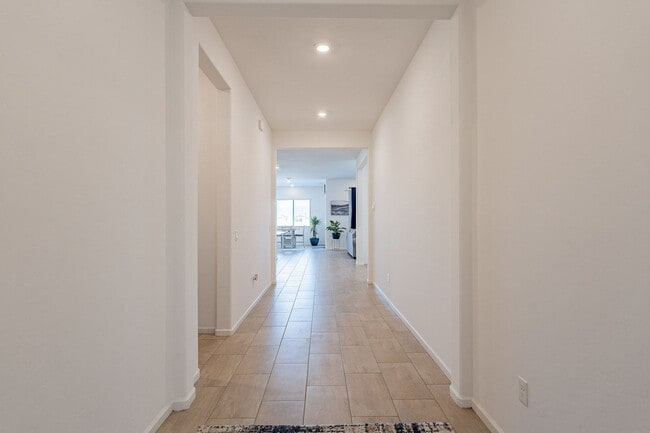 Foto del edificio - Pending/ Rented - Bright & Spacious 4-Bed ...