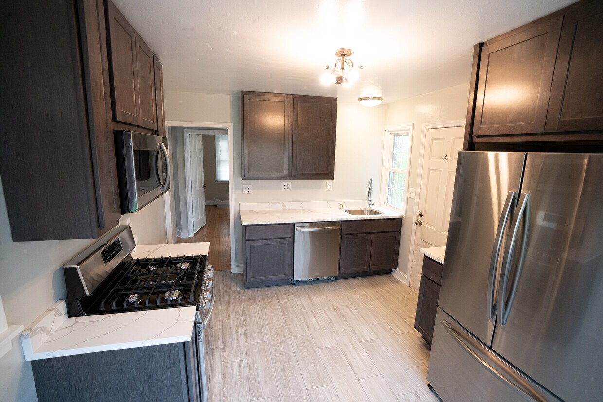 Primary Photo - 5027 N Bay Ridge Ave