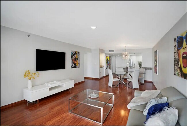 Foto del edificio - 1717 N Bayshore Dr