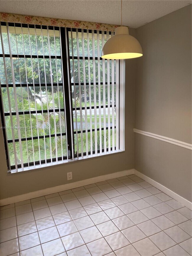 Foto del edificio - 5925 Coral Lake Dr