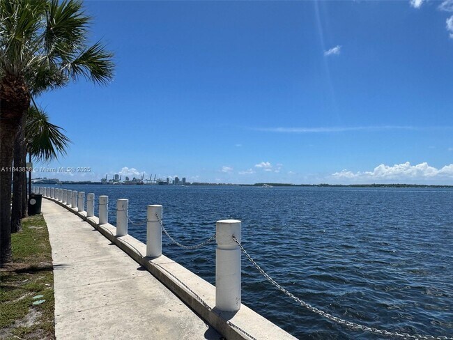 Building Photo - 1450 Brickell Bay Dr