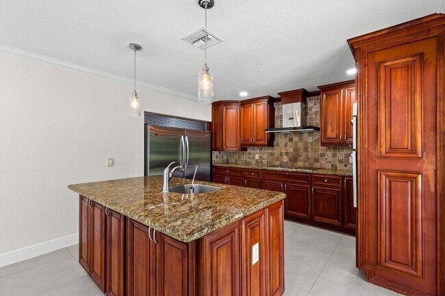 Foto del edificio - 4610 Pine Tree Dr