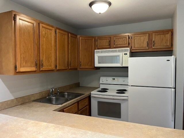 Building Photo - 6020 Oakwood Dr
