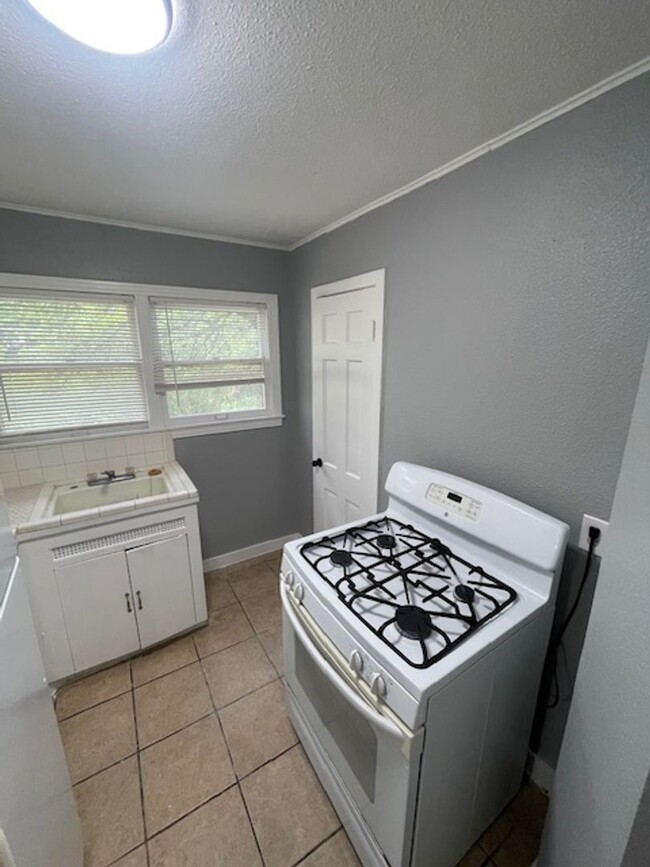 Building Photo - 3412 W Brookview Dr