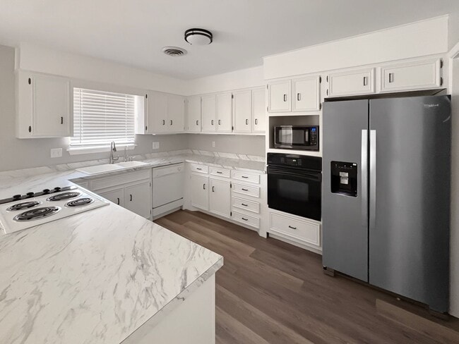 Building Photo - 1102 W Pueblo Ave