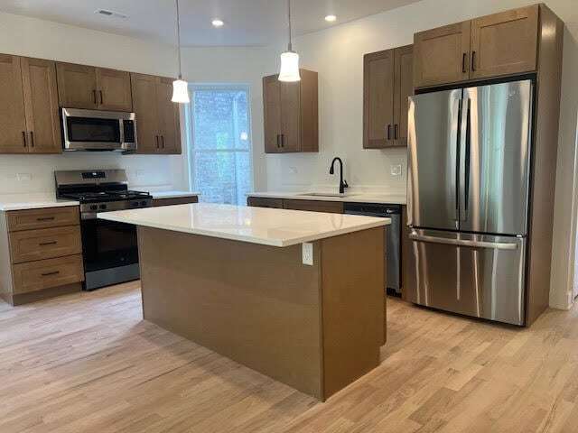 Building Photo - 3025 W Ainslie St