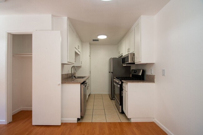 Foto del edificio - 5617 Woodman Ave