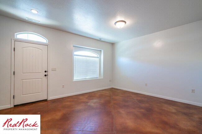 Foto del edificio - Dog Friendly, 3 Bedroom Townhome. $300 Off First Full Month's Rent!
