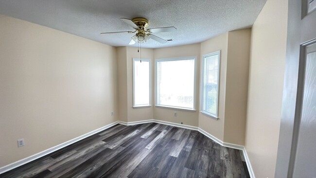 Building Photo - Newly updated 3 bedroom/2 bath home in Far...