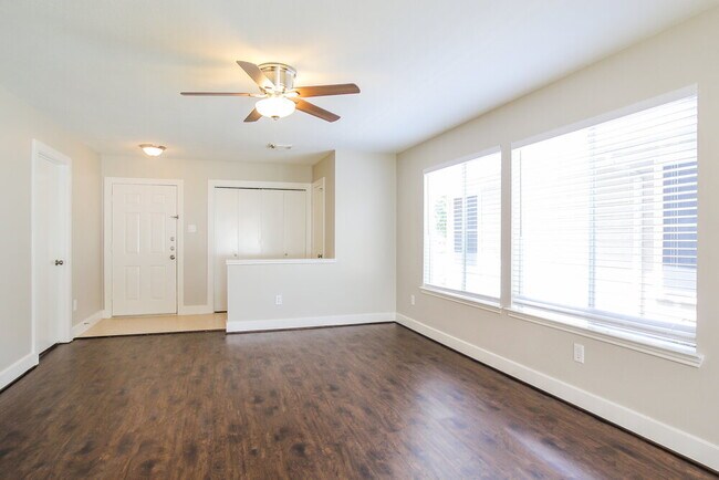 Foto del edificio - 9711 Farrell Dr