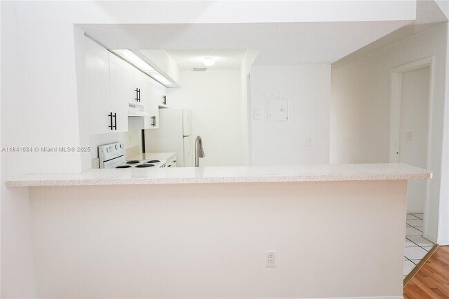 Foto del edificio - 18870 NW 57th Ave