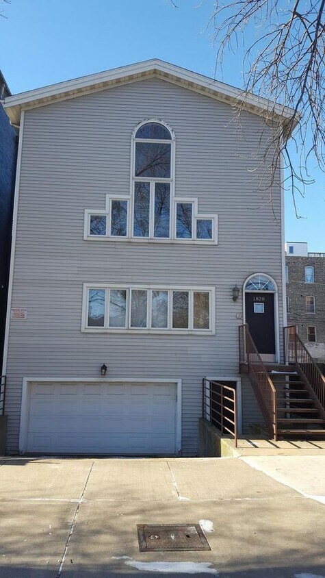 Primary Photo - 1828 N Burling St