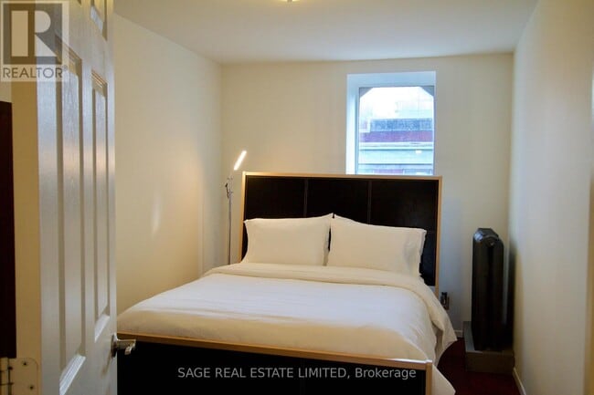 Building Photo - 1130 Queen St W