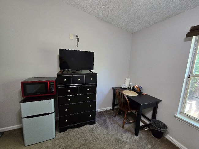 Building Photo - 2325 Parrot Ln