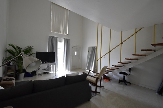 Building Photo - 811-817 E Broward Blvd