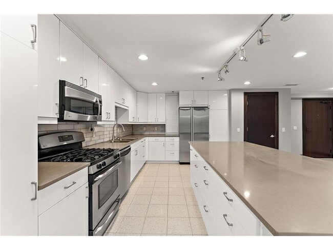 Building Photo - 214 4th St E