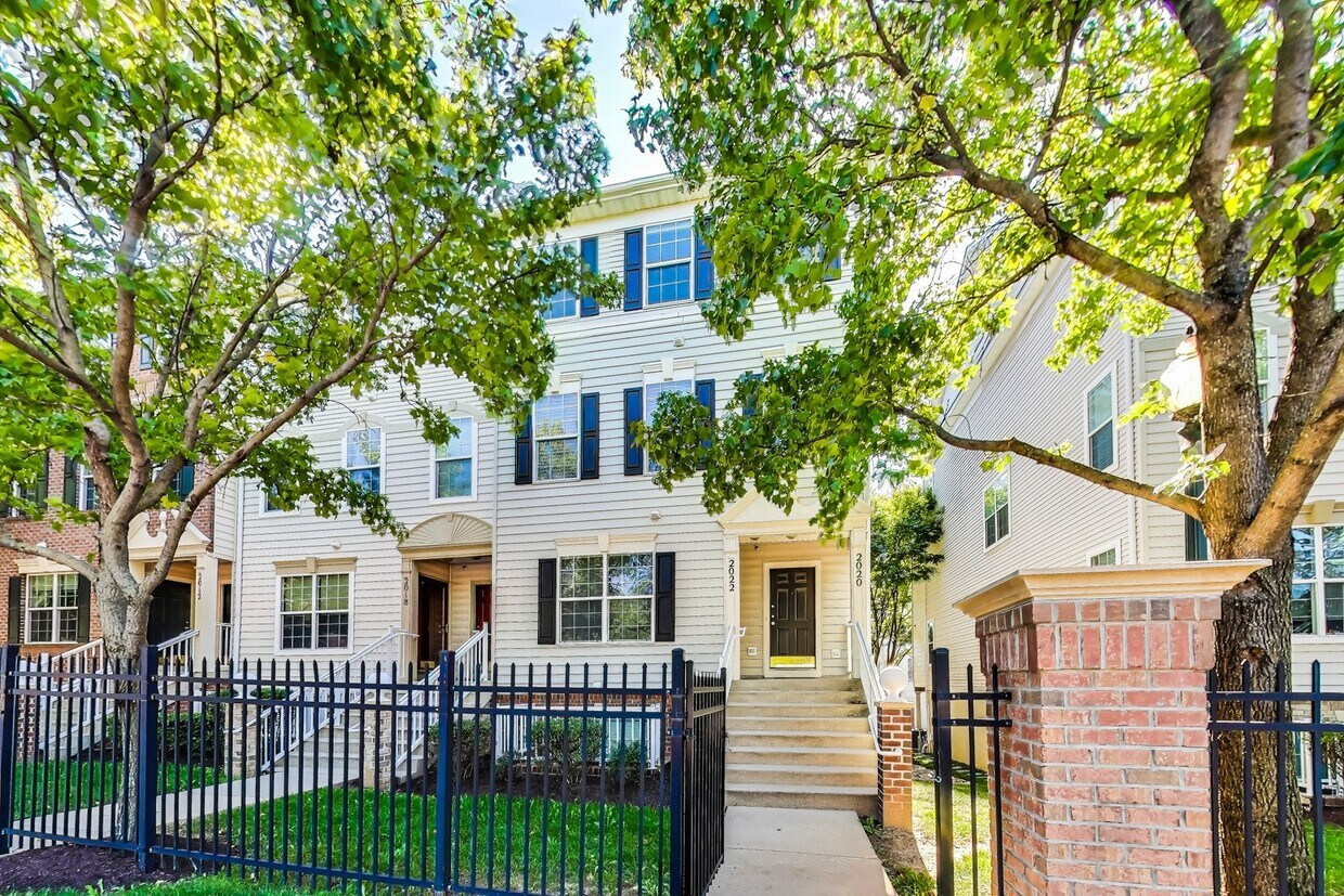 Primary Photo - Spacious 2/2 with garage in convenient Hea...