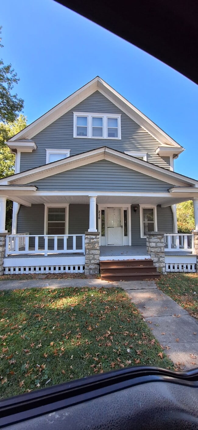 Building Photo - 216 NE Douglas St