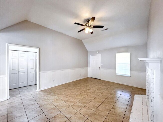 Foto del edificio - 5880 Waverly Dr