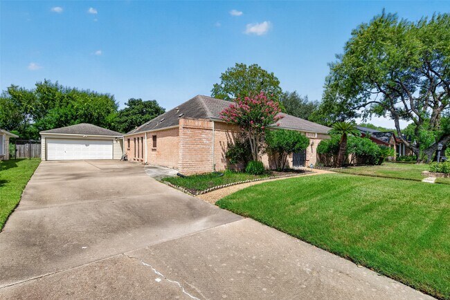 Building Photo - 6222 Creekbend Dr