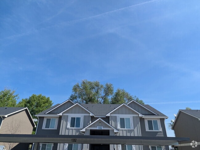 Building Photo - 1352 S Edgewater Cir