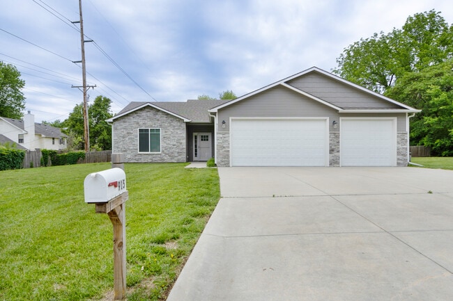 Building Photo - 915 Fairman Dr