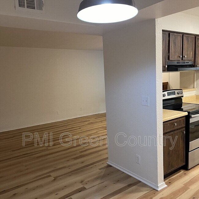 Building Photo - 2216 E 66th Pl