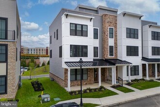 Building Photo - 304 Squire Dr