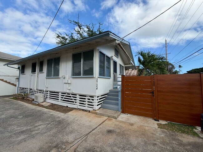 Foto del edificio - Newly Renovated 3BR Kapahulu Home with Private Yard and Gated Parking Near Waikiki