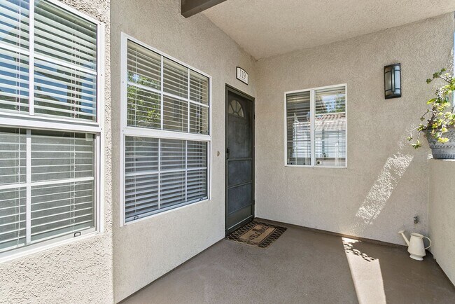Building Photo - Charming 2 Bedroom Carriage Unit Condo in ...