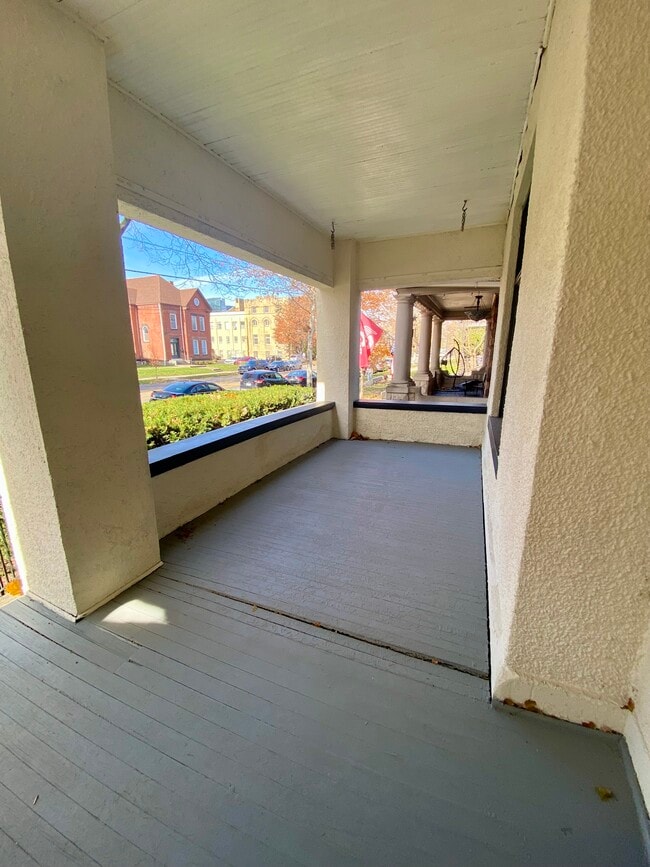 Porche delantero - 1374 Neil Ave