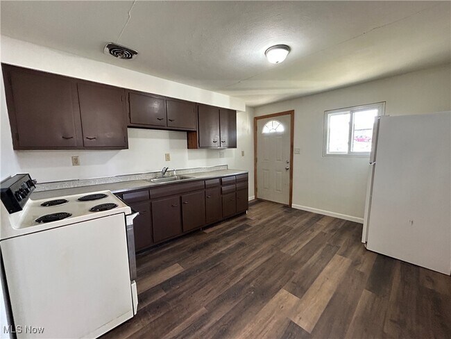 Building Photo - 301 Martin St