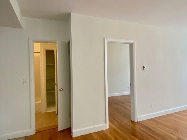 Building Photo - Nicely updated 1 bed near Boston University