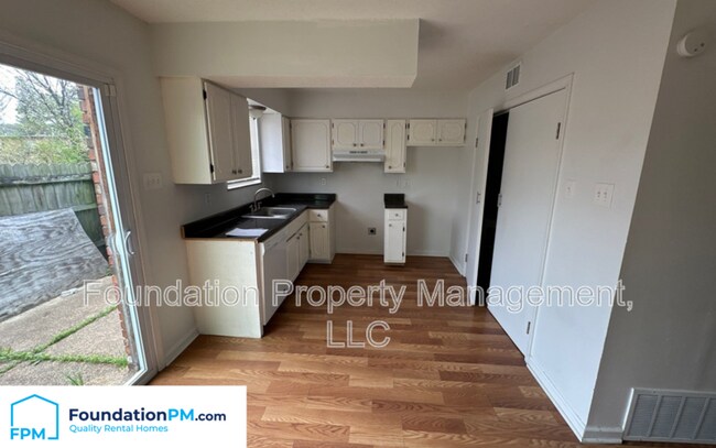 Building Photo - 978 University St