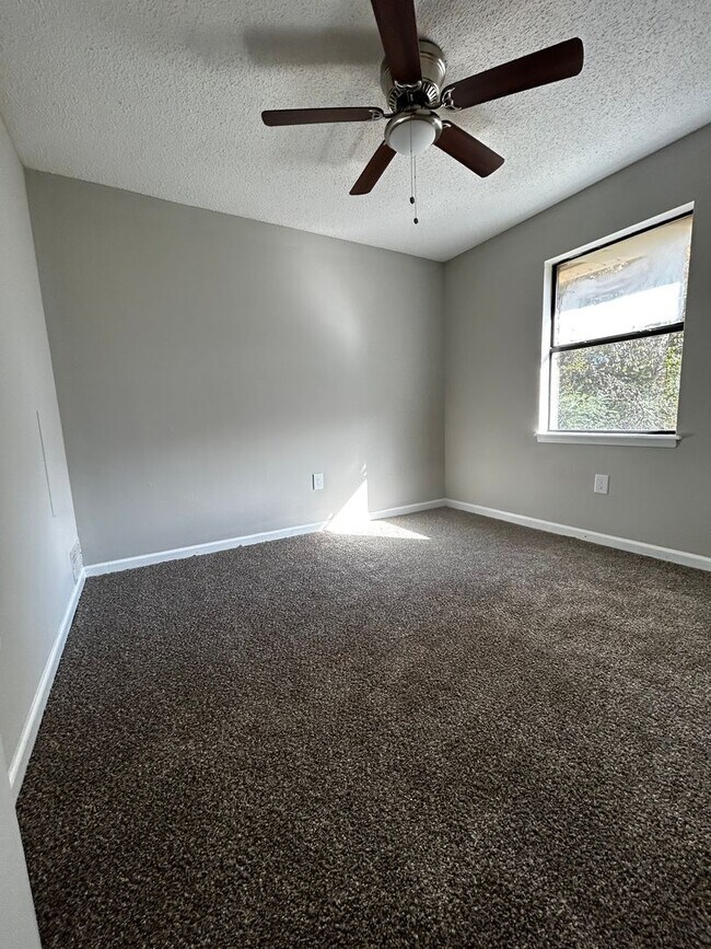 Building Photo - 42 Stoneybrook