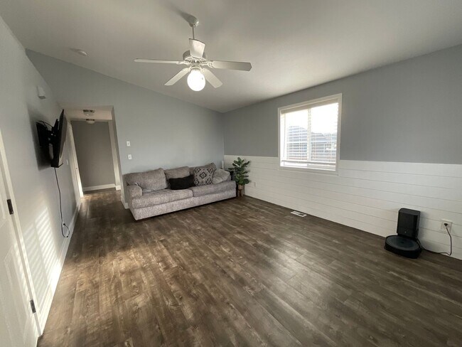 Foto del edificio - 3 Bed, 2 Bath Home with Large Fenced Lot