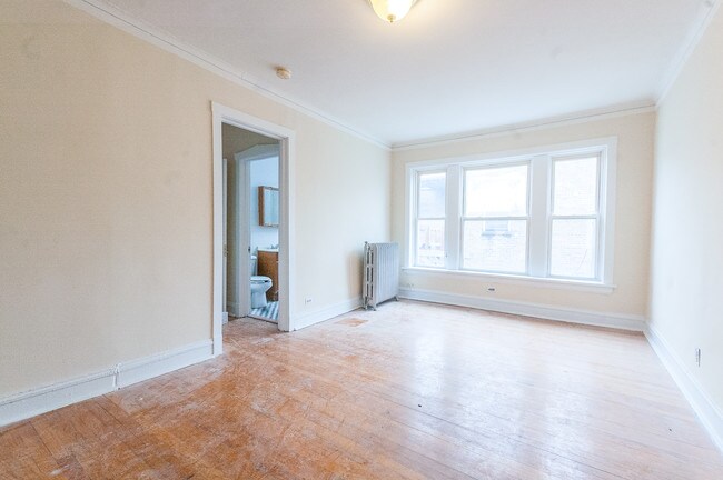 Building Photo - 7510 N Hoyne