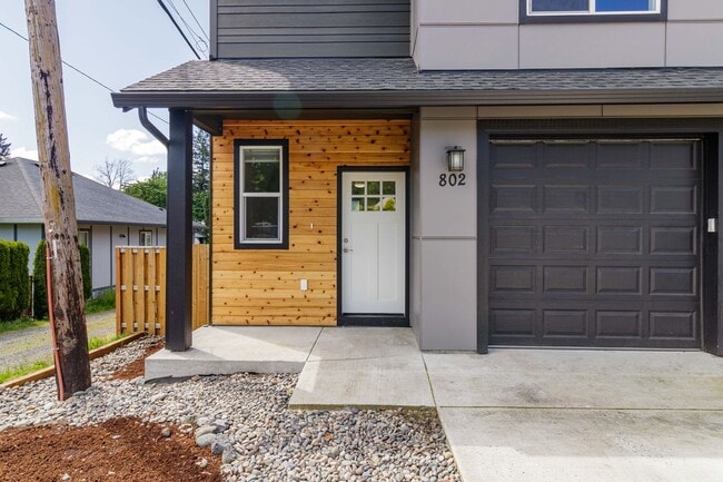 Building Photo - Move In Ready 3 Bedroom 2.5 Bathroom with ...