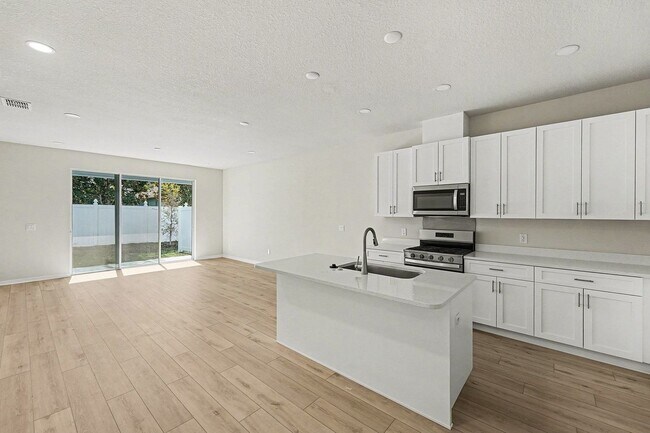 Foto del edificio - New Construction Townhome in Countryside