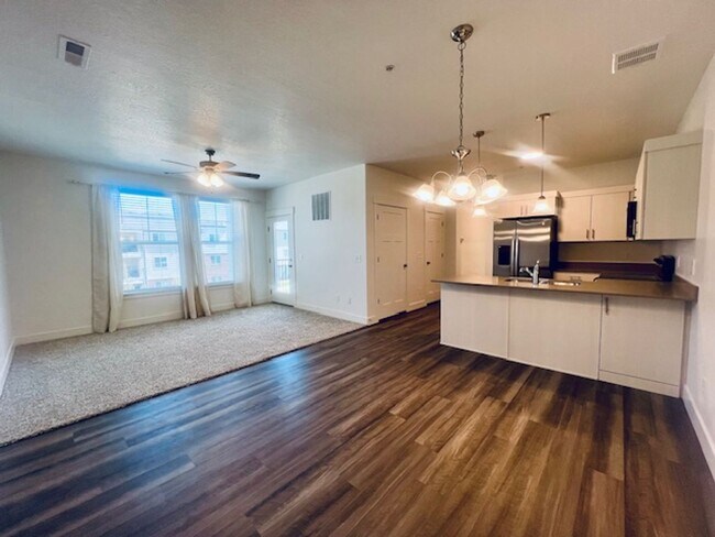 Building Photo - Brand-new Condo Conveniently Located in Ri...