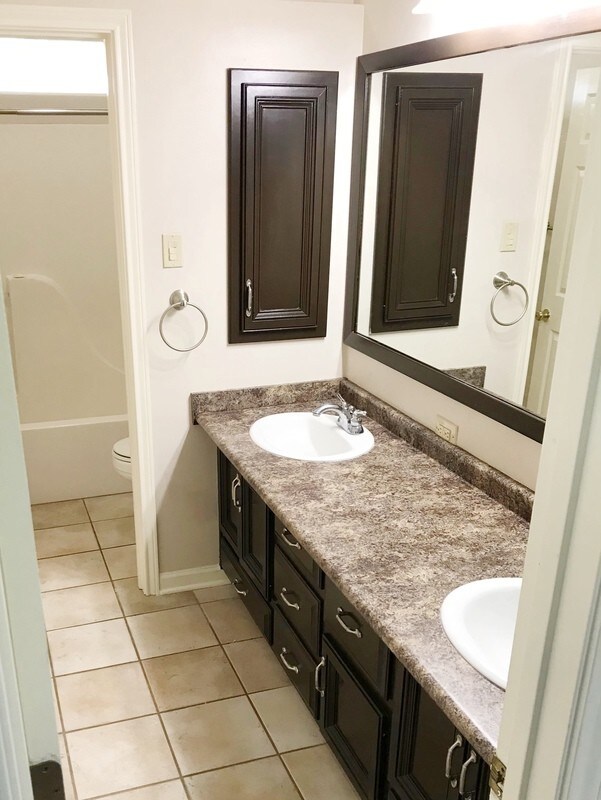 Foto del edificio - 1008 Rosedown Ln